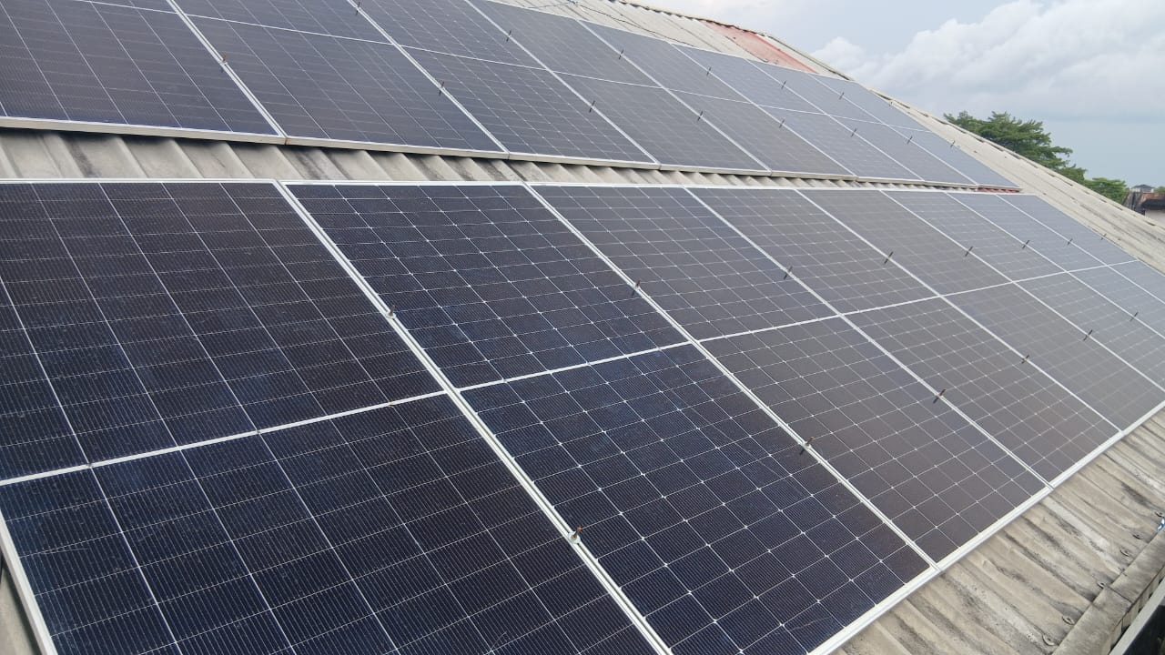 Commercial roof-mounted solar array